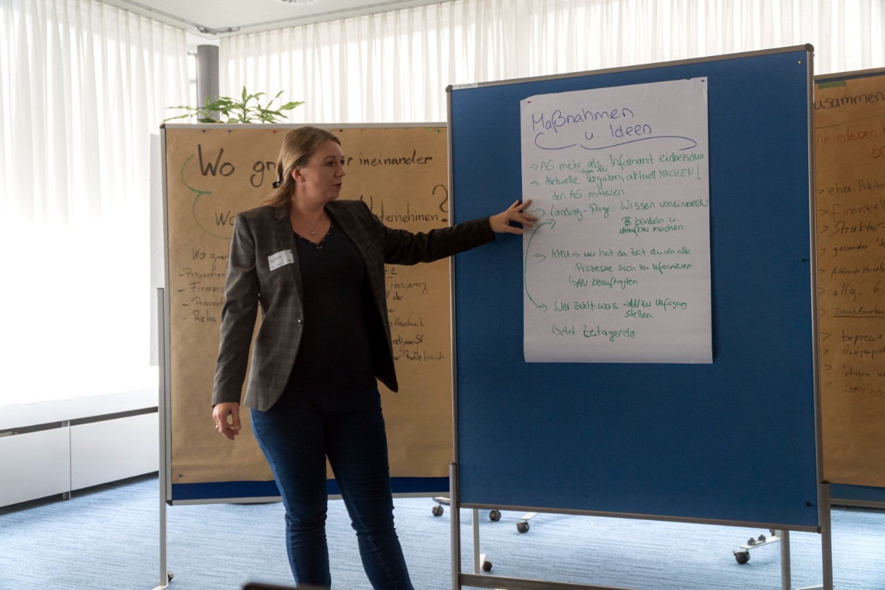 Eine Frau steht vor einer Tafel