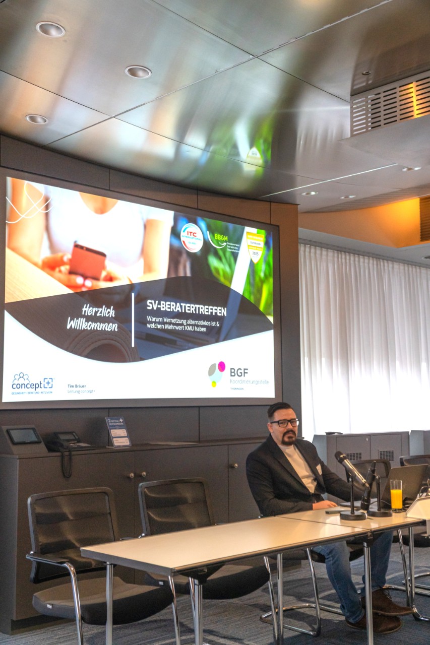 Ein Mann sitzt an einem Tisch