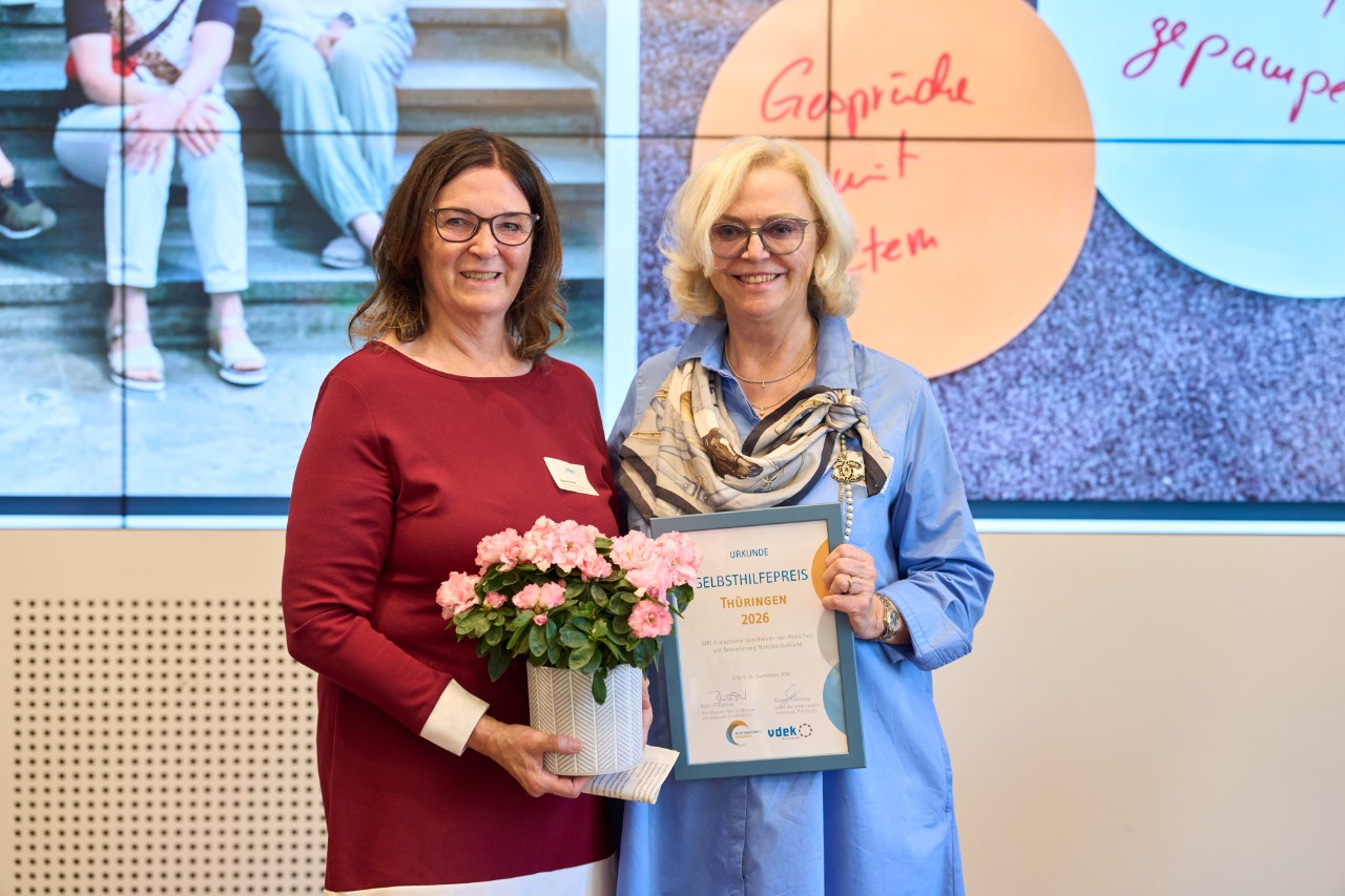 Birgit Fercho (SHG Erwachsene Geschwister von Menschen mit Behinderung) und Dr. Annette Rommel, 1. Vorsitzende der KV Th&uuml;ringen