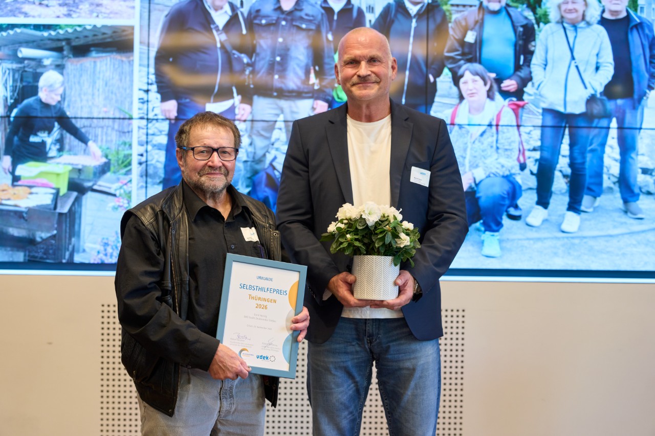 Preistr&auml;ger Gerd Heinig (SHG Sucht Zeulenroda) und Marcus Kaiser, DAK-Gesundheit