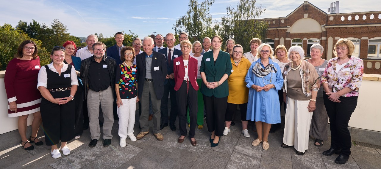 Eine Gruppe Menschen auf einer Terrasse
