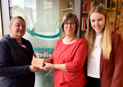 Drei Frauen stehen vor einer Tür