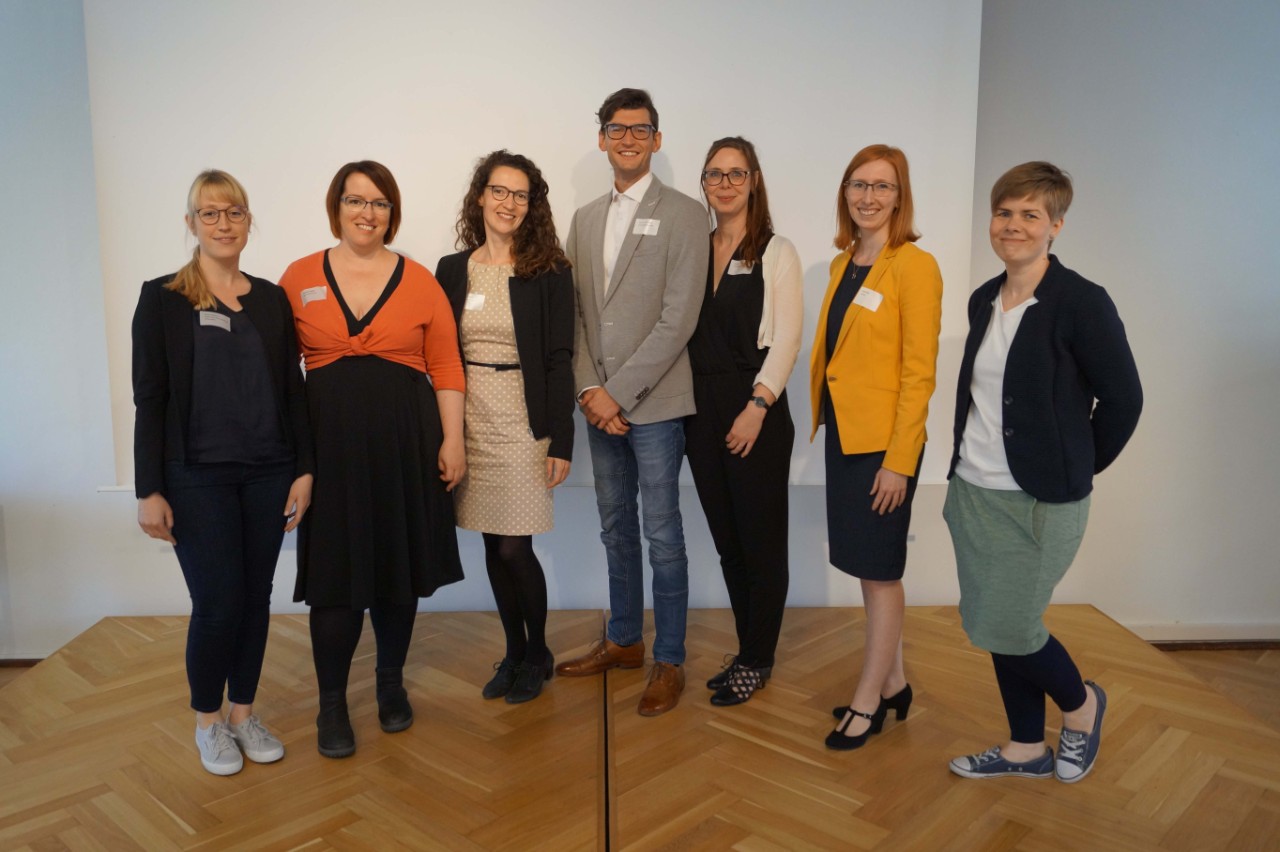 Gruppenfoto von sechs Frauen und einem Mann auf einer Veranstaltung