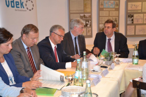 Blick auf das Podium mit einigen Diskussionsteilnehmern