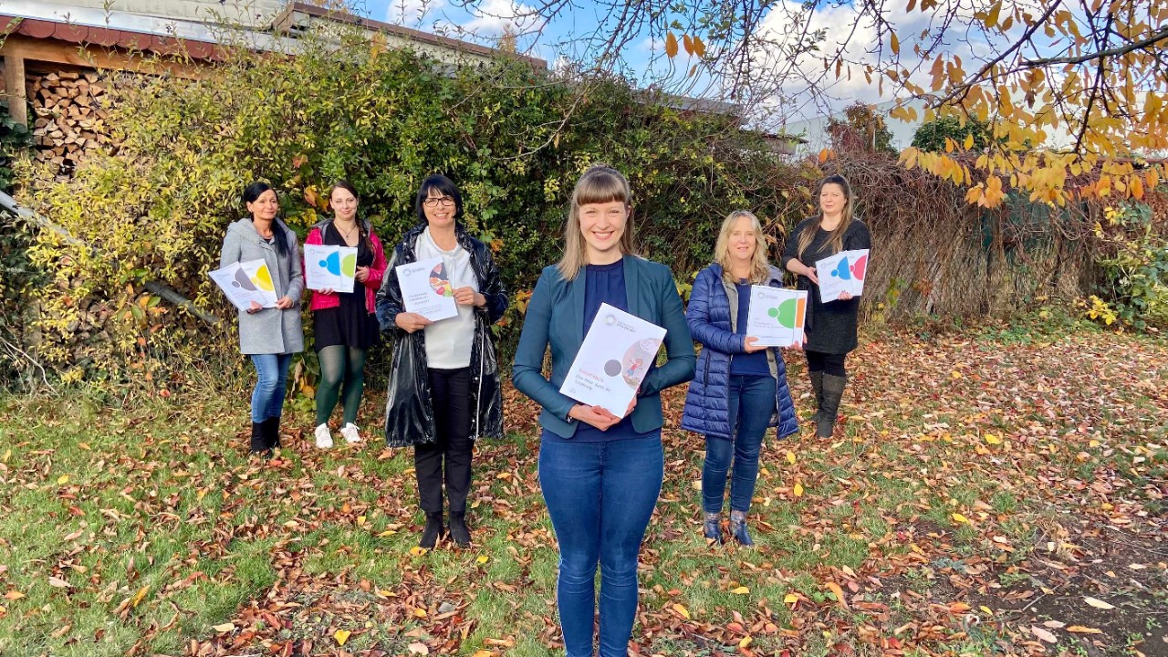 Fünf nebeneinander stehende Frauen mit Heften zum GKV-Projekt in der Hand Fünf nebeneinander stehende Frauen mit Heften zum GKV-Projekt in der Hand