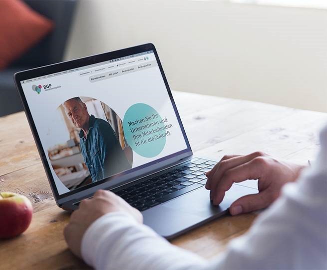 ein aufgeklappter Laptop