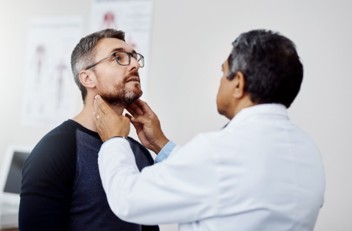 Arzt der Patient untersucht