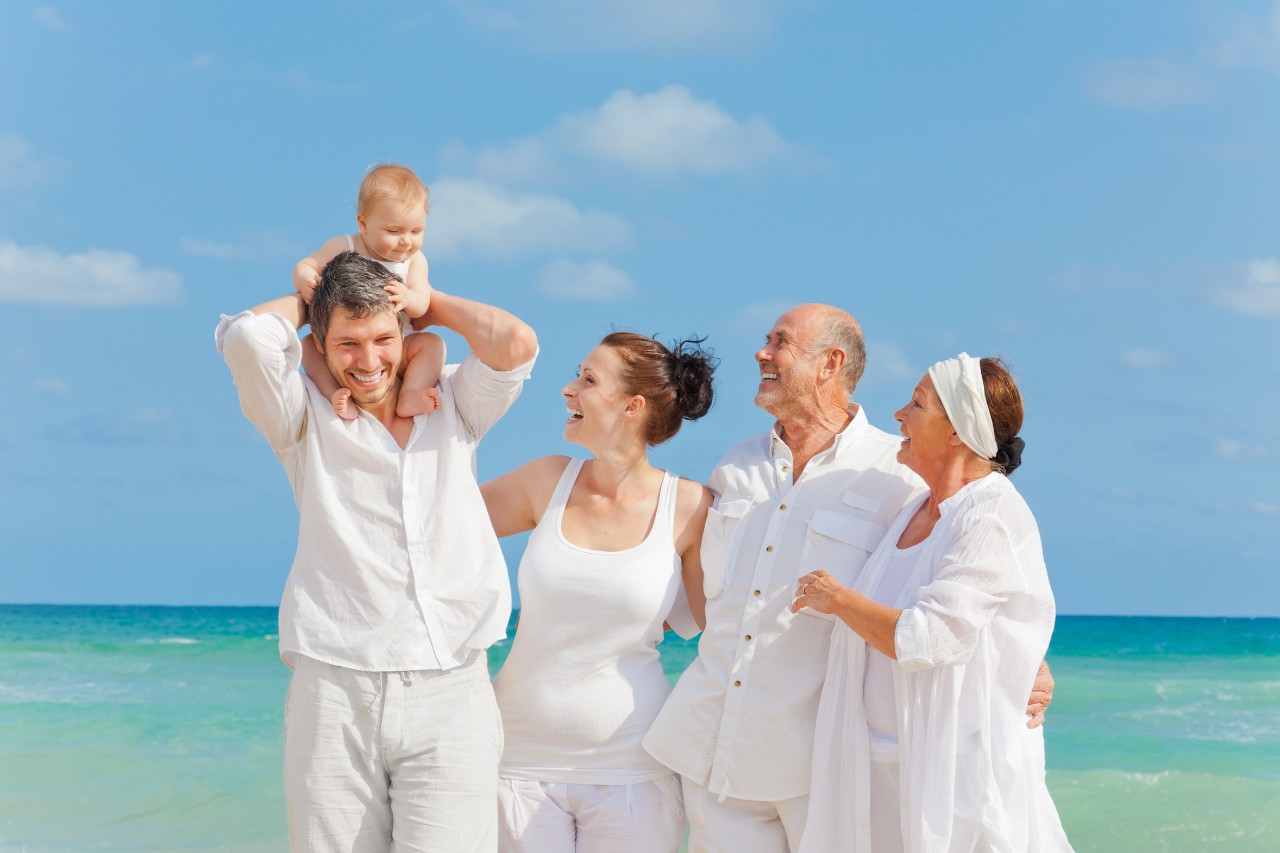 Familie mit Baby am Meer