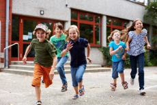 Ausgelassene Kinder auf einem Schulhof