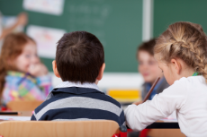 Schulkinder sitzen im Klassenraum