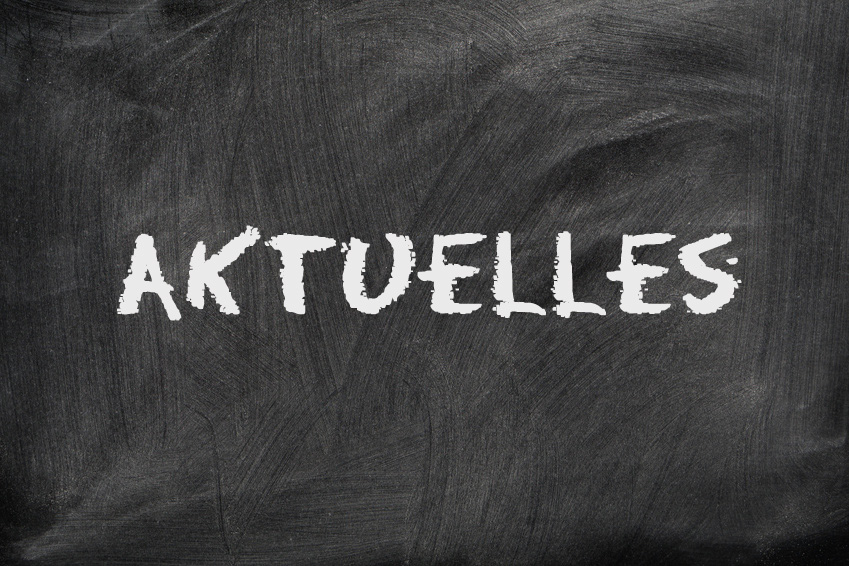 Schultafel mit der Aufschrift "Aktuelles"