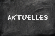 Schultafel mit der Aufschrift "Aktuelles"