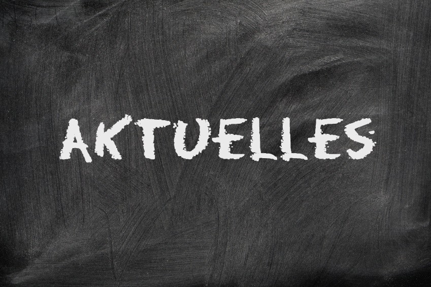 Schultafel mit der Aufschrift "Aktuelles" Schultafel mit der Aufschrift "Aktuelles"