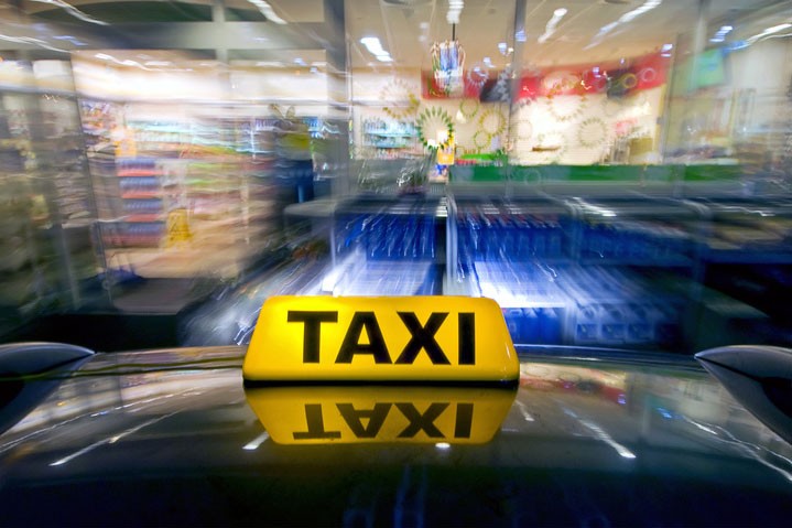 Schild mit der Aufschrift "Taxi"