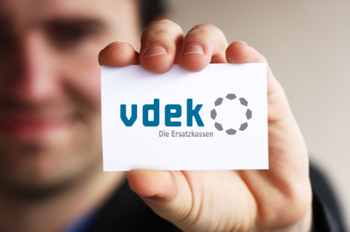 Geschäftsmann hält eine vdek-Visitenkarte ins Bild Geschäftsmann hält eine vdek-Visitenkarte ins Bild
