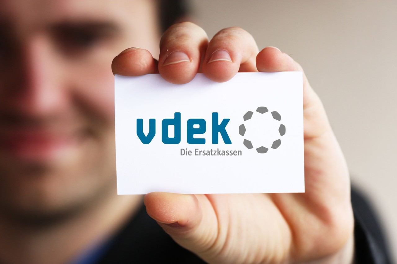 Geschäftsmann hält eine vdek-Visitenkarte ins Bild Geschäftsmann hält eine vdek-Visitenkarte ins Bild