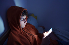 Jugendlicher mit Smartphone