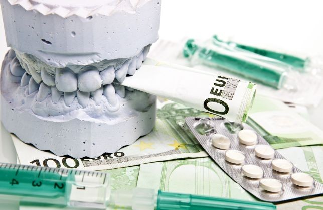 Gipsabdruck eines Gebisses, Tabletten, Spritzen und Euroscheine Gipsabdruck eines Gebisses, Tabletten, Spritzen und Euroscheine