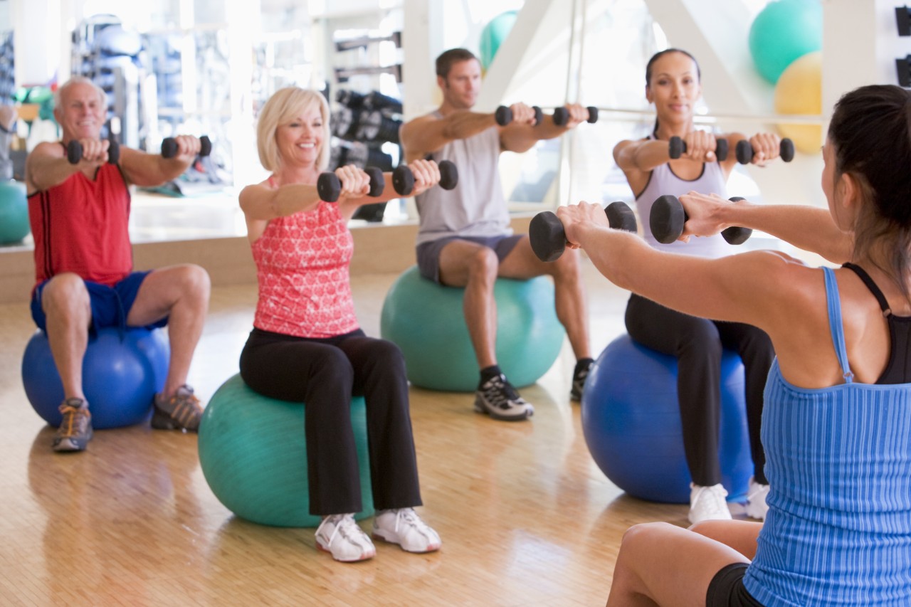 Ein Gymnastikkurs mit Gymnastikbällen und Hanteln