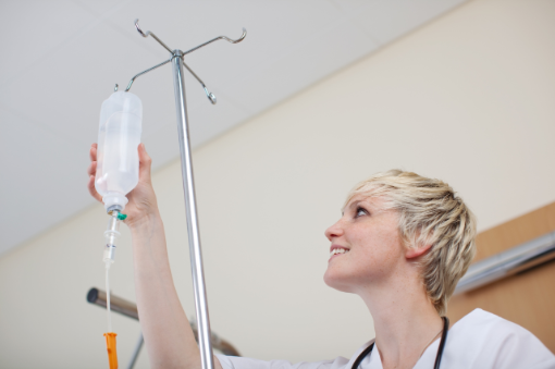 Ärztin bereitet eine Infusion vor Ärztin bereitet eine Infusion vor