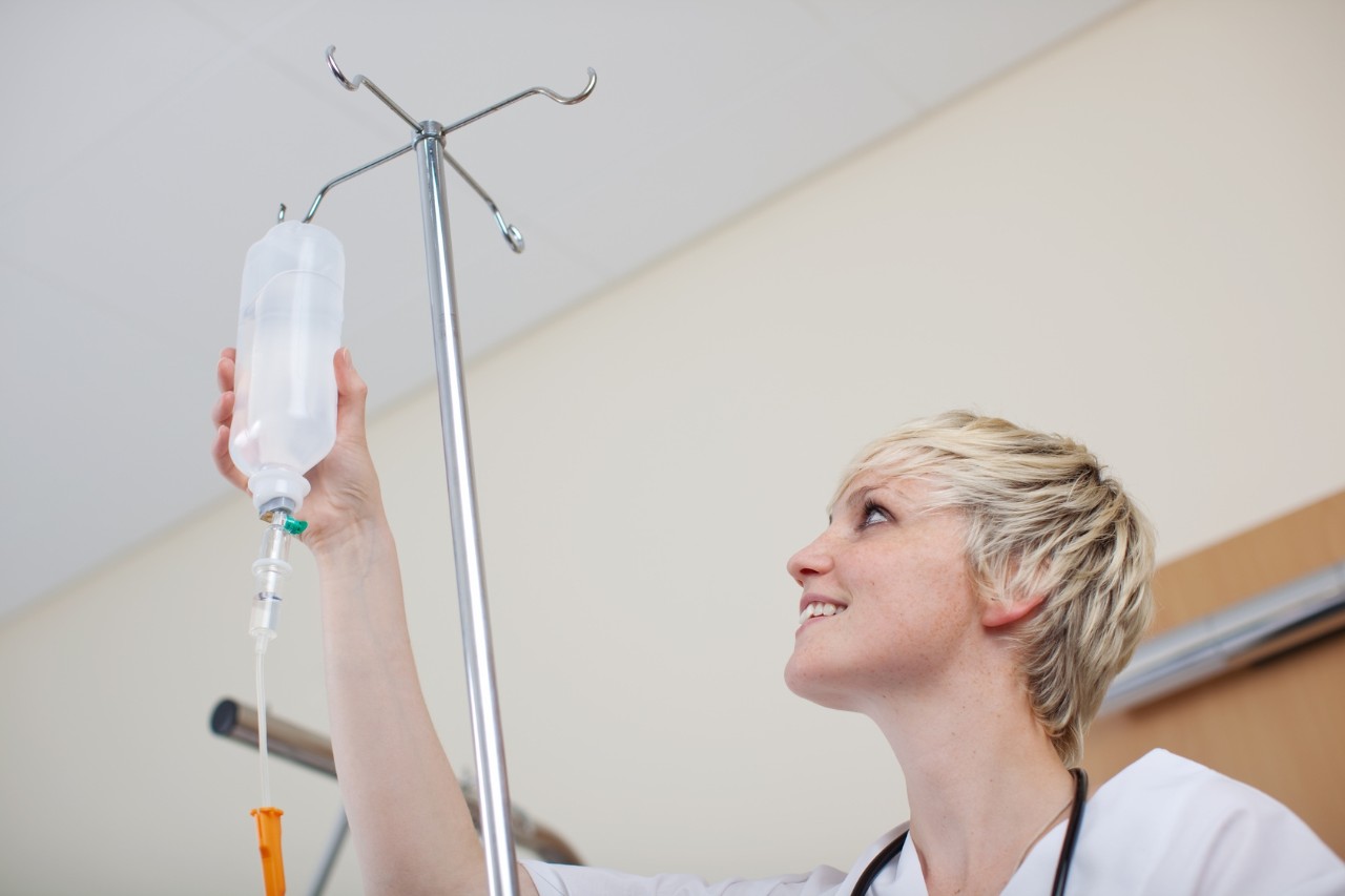 Ärztin bereitet eine Infusion vor Ärztin bereitet eine Infusion vor
