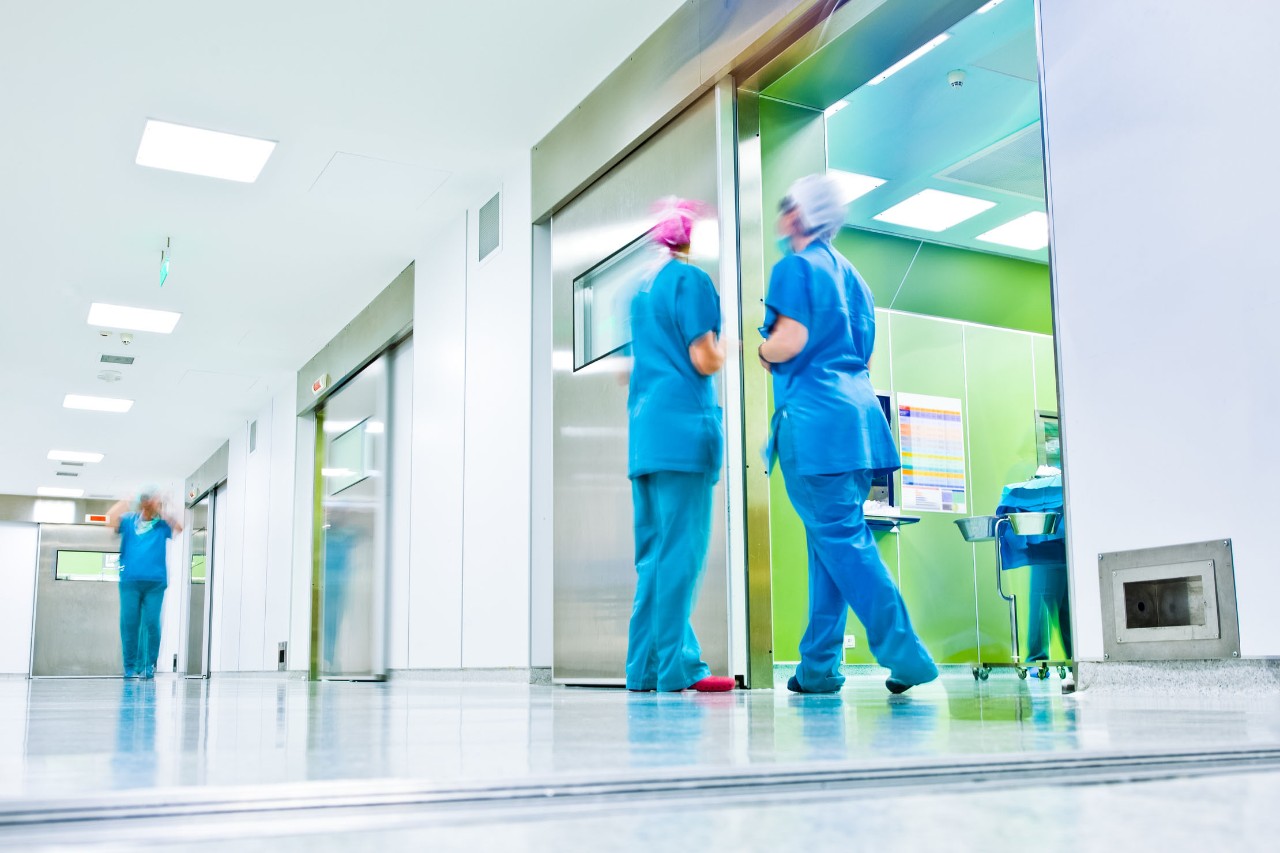 Krankenhauspersonal vor den Operationssälen Krankenhauspersonal vor den Operationssälen