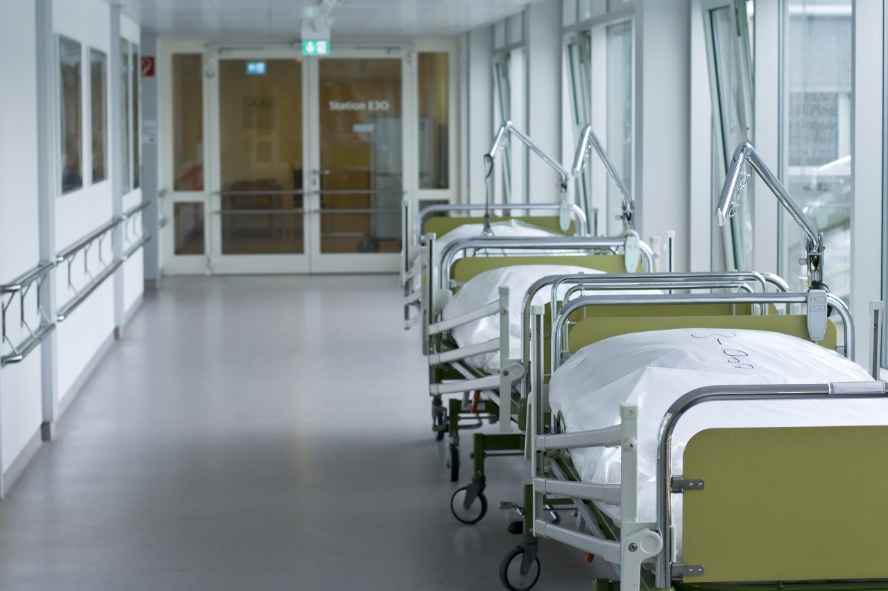 Ein Krankenhausflur mit frischen Krankenhausbetten