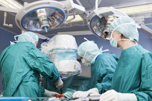 Chirurgen bei einer Operation Chirurgen bei einer Operation