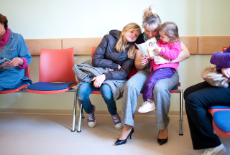 Mutter mit Kindern im Wartezimmer einer Praxis