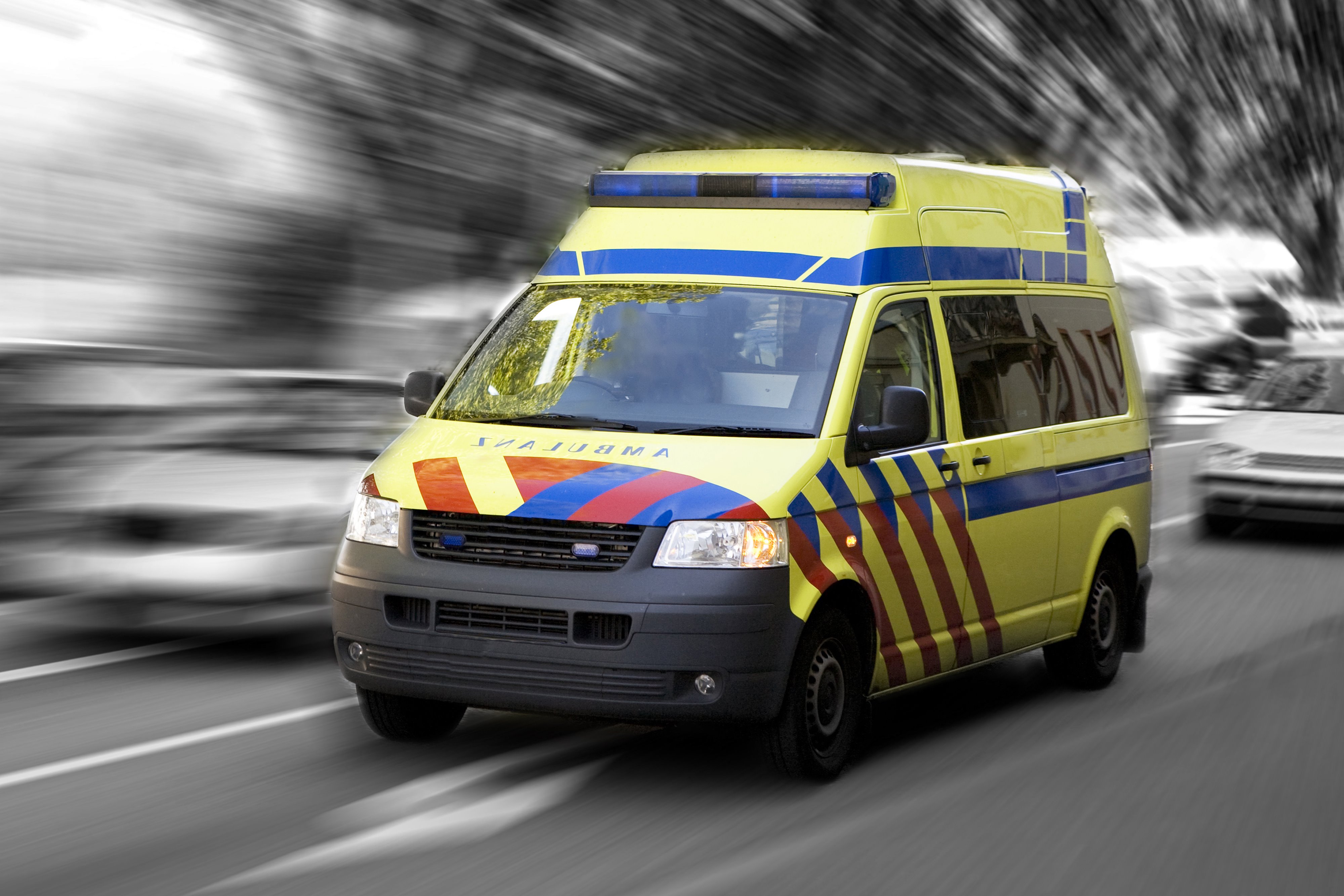 Krankenwagen im Einsatz vor grauem Hintergrund