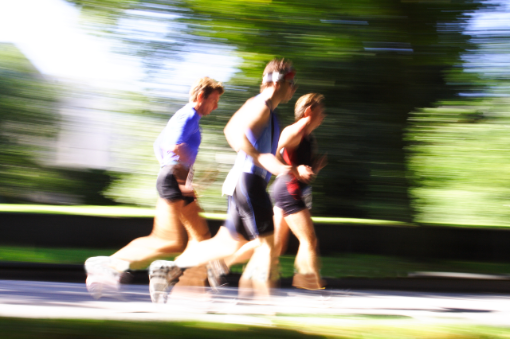 Drei Personen joggen im Park