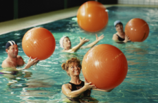 Bewegungstherapie mit Gymnastikball im Wasser