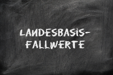 Tafel mit Aufschrift „Landesbasisfallwerte“