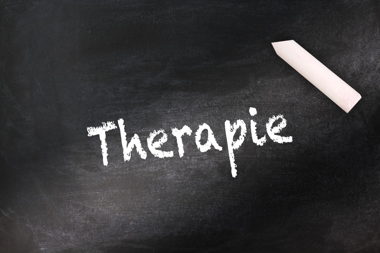 Tafel auf der mit Kreide Therapie geschrieben steht Tafel auf der mit Kreide Therapie geschrieben steht