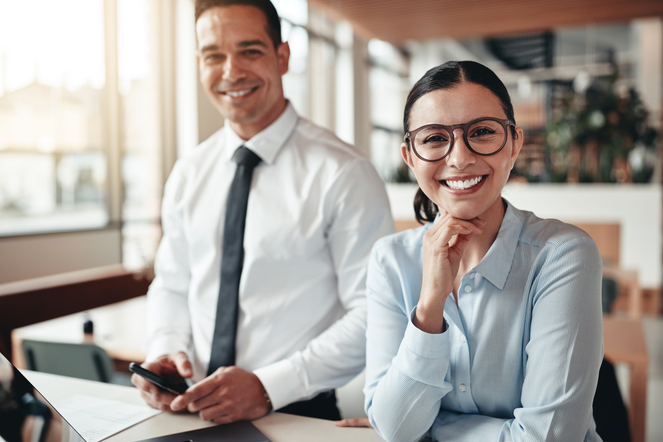 Frau und Mann im Büro