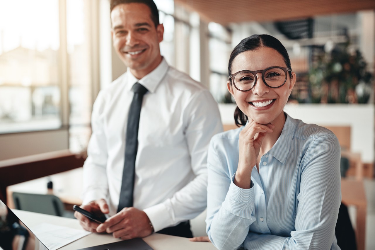 Frau und Mann im Büro Frau und Mann im Büro