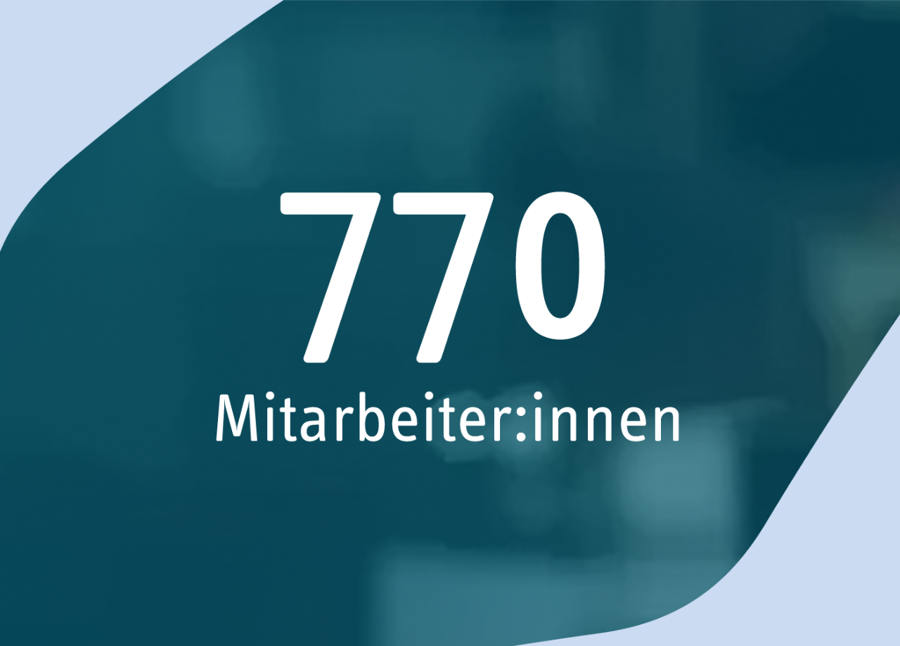 Fakten-Kachel mit dem Text: „770 Mitarbeiterinnen und Mitarbeiter“