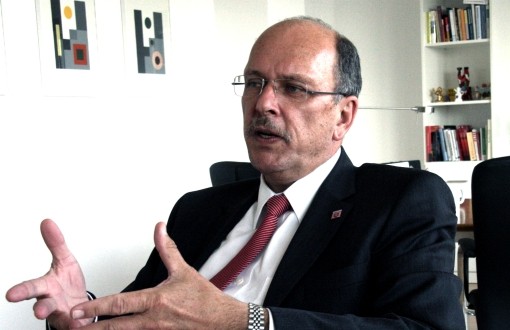 Foto von Stefan Grüttner, Hessischer Sozialminister und Vorsitzender der GMK, im Interview mit ersatzkasse magazin. Foto von Stefan Grüttner, Hessischer Sozialminister und Vorsitzender der GMK, im Interview mit ersatzkasse magazin.