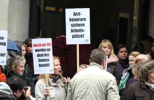 Foto: Streik der Ärzte, die mit Trillerpfeifen und Schildern ausgerüstet sind