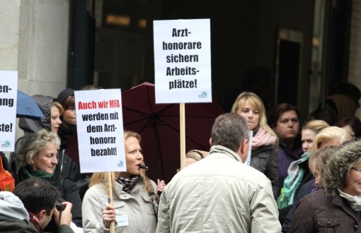 Foto: Streik der Ärzte, die mit Trillerpfeifen und Schildern ausgerüstet sind