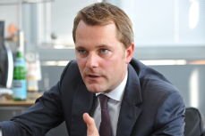 Bundesgesundheitsminister Daniel Bahr in einer Gesprächssituation im Büro