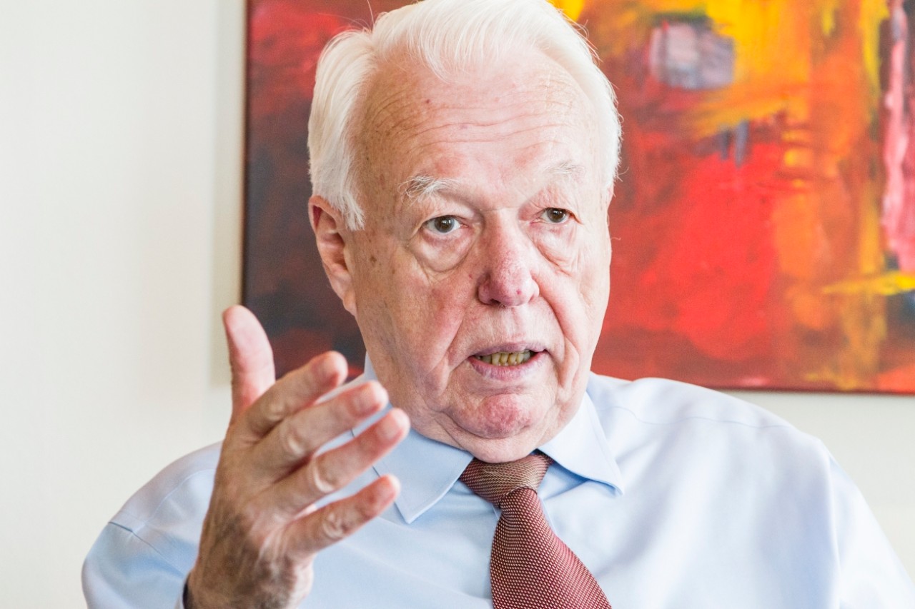 Dr. Rainer Hess, Interimsvorstand der Deutschen Stiftung Organtransplantation, im Büro in einer Gesprächssituation Dr. Rainer Hess, Interimsvorstand der Deutschen Stiftung Organtransplantation, im Büro in einer Gesprächssituation