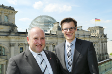 Michael Gerdes (SPD /MdB) und Kai Whittaker (CDU/CSU / MdB) vor dem Bundestag
