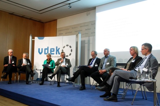 Blick auf die Podiumsteilnehmer des vdek Zukunftsforums 2014 Blick auf die Podiumsteilnehmer des vdek Zukunftsforums 2014