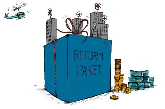 Illustration: Großes Paket mit der Aufschrift "Reformpaket". Auf dem Paket stehen kleine Krankenhäuser.