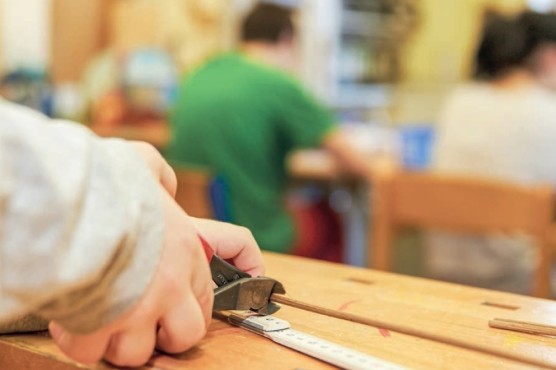 Jugendliche handwerken in einem Schulraum. Jugendliche handwerken in einem Schulraum.