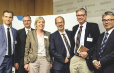 Gruppenfoto. V. l. n. r.: Dr. Karsten Neumann, IGES; Andreas Mihm, FAZ; Ulrike Elsner, vdek; Prof. Dr. Wolfgang Hoffmann, Universität Greifswald; Dr. Markus Müschenich, Bundesverband Internetmedizin; Josef Hecken, G-BA