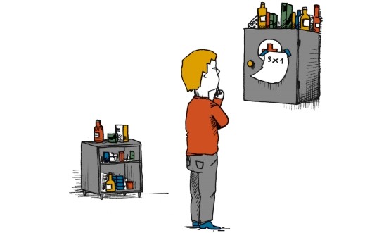 Illustration: Patient steht vor einem Pillenschrank Illustration: Patient steht vor einem Pillenschrank