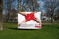 Foto: Wahlplakat zur Sozialwahl mit dem roten Umschlag