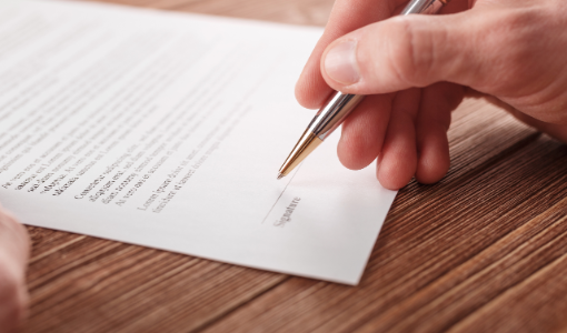 Vertrag Vertragsunterzeichnung Unterschrift Blatt Stift Kugelschreiber unterschreiben